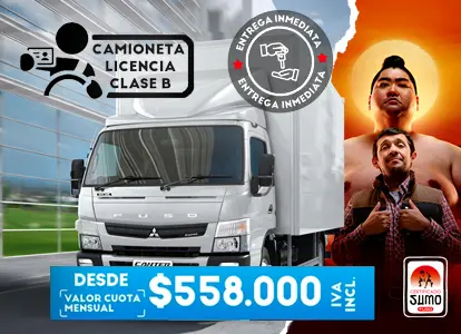 Camioneta Canter 413 azul, recorriendo un camino arbolado 