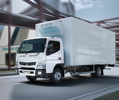Camion Canter 815, recorriendo calles en la ciudad