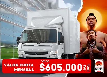 Camioneta Canter 413 Blanca, recorriendo una calle rodeada de edificios