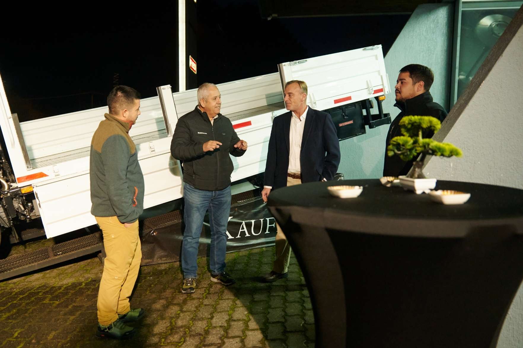 Kaufmann impulsa Tour FUSO en Llanquihue junto a clientes del sur