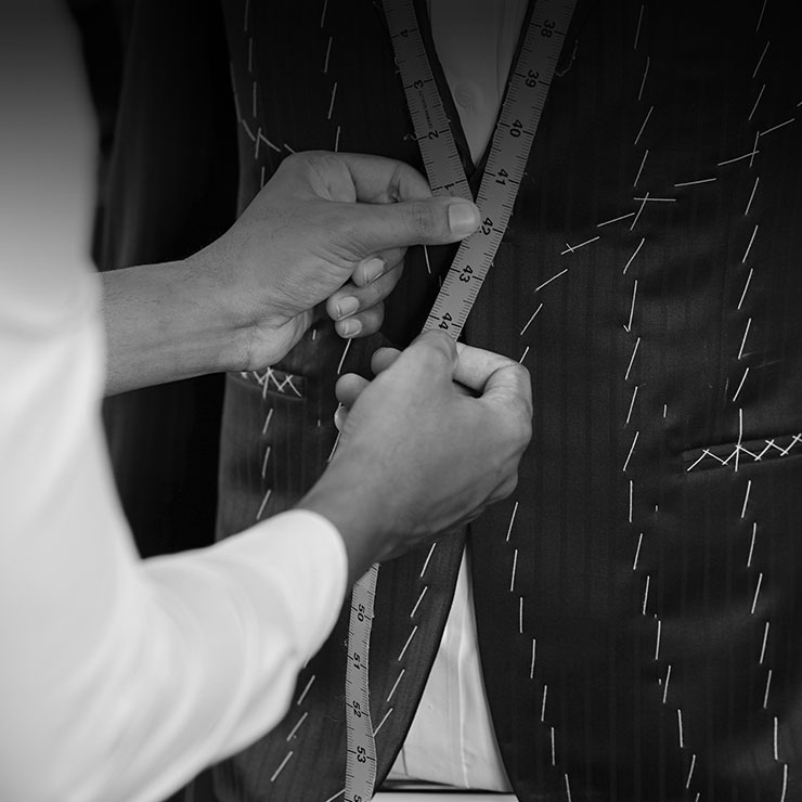 Hombre probándose una confección de un traje hecho a la medida
