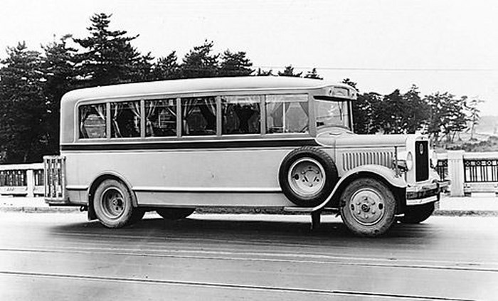 Autobús B46 de Mitsubishi Heavy Industries, primer autobús Fuso con un concepto de estructura cuadrada con neumáticos de repuesto al frente del vehículo, estacionado afuera de la empresa ferrocarril japonés