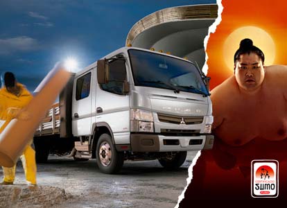 Camioneta Canter 715 DC Blanco, cargandon tubos de hormigones