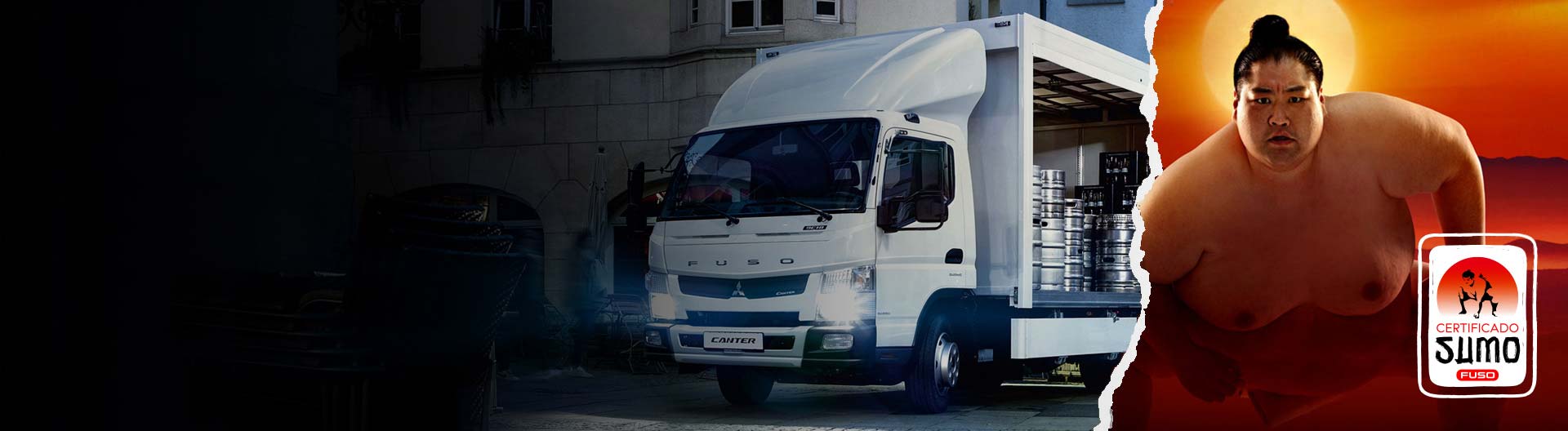 Camion de Carga Canter 915 Fuso Blanco, estacionado alrededores de viviendas donde un trabajador descarga tanques