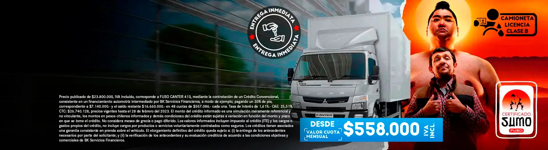 Camioneta Canter 413 Blanca, recorriendo una calle rodeada de edificios