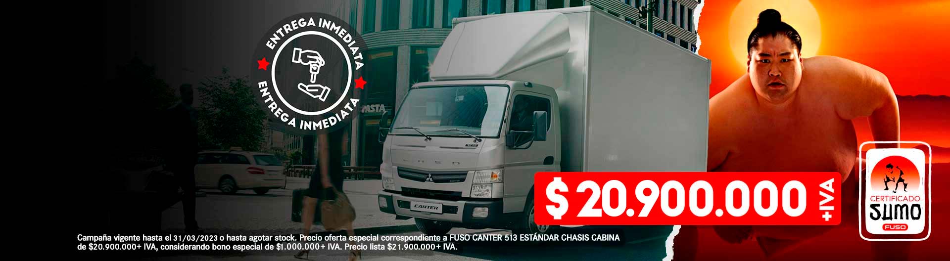 Camion Canter 513 Blanco, detenido en una calle urbana para ceder el paso a personas que cruzan la calle