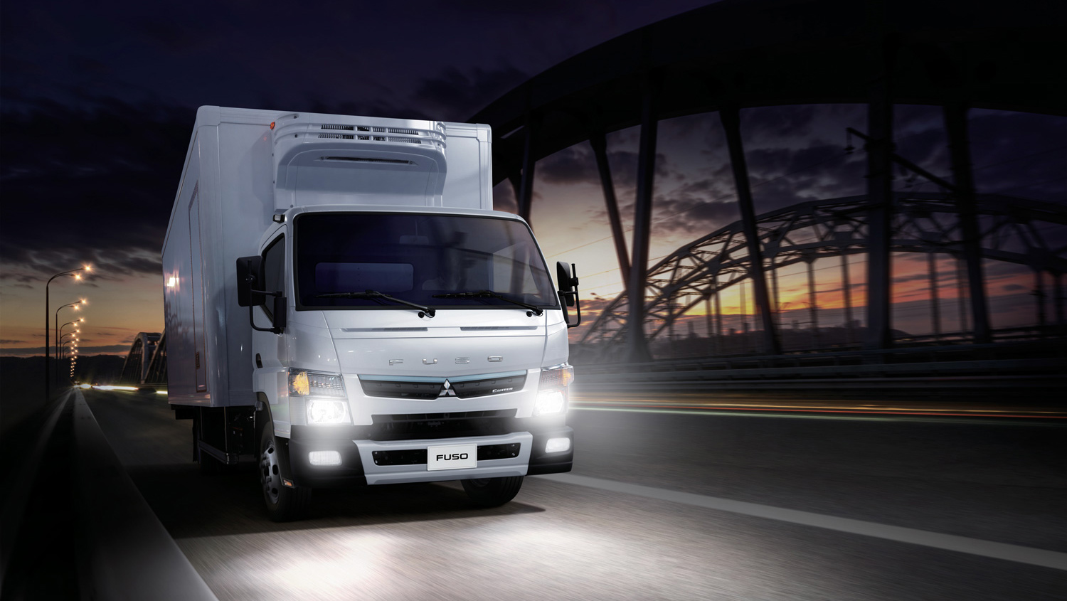Camion Canter 613 Blanco, transitando en la carretera por la noche