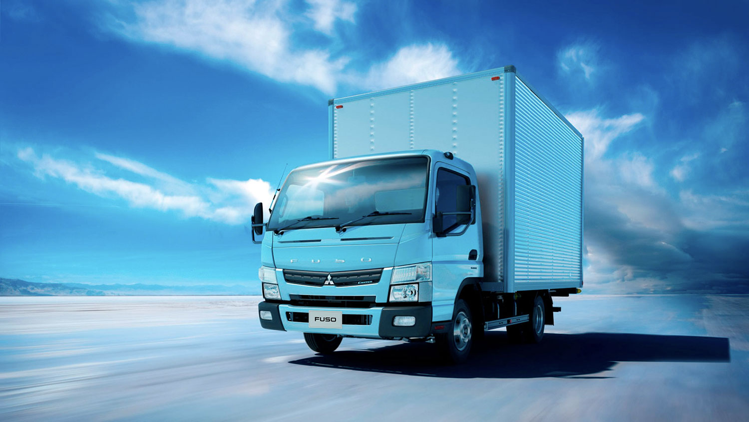 Camion Canter 613 Blanco, transitando por un salar de planicies