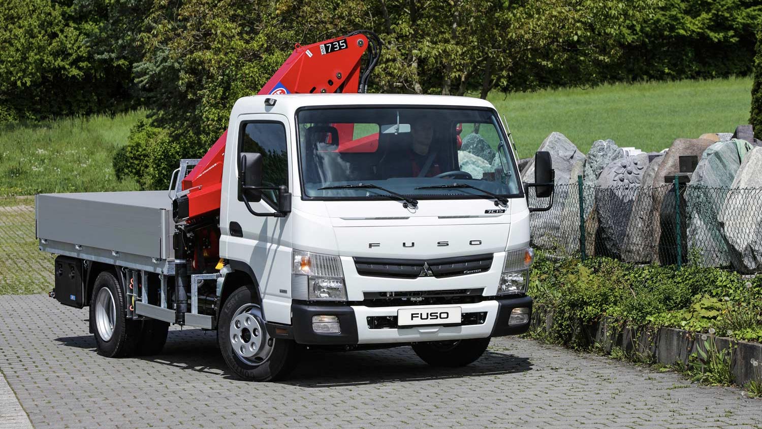 Camioneta Canter 613 Grua Blanco, transportando máquinas de mediano peso