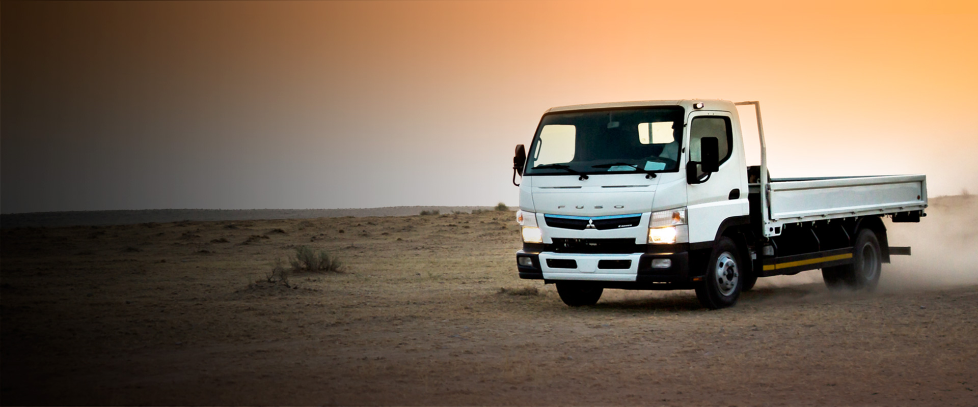 Camioneta Canter 613 Blanco, transitando por el desierto