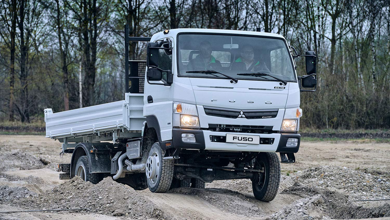 Camioneta Canter 615 4x4 Blanca, cursando terrenos desiguales de un bosque