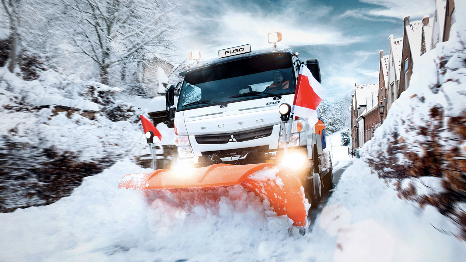 Camión Canter  615 4x4 Blanco, quitando la nieve de hogares para hacer un camino