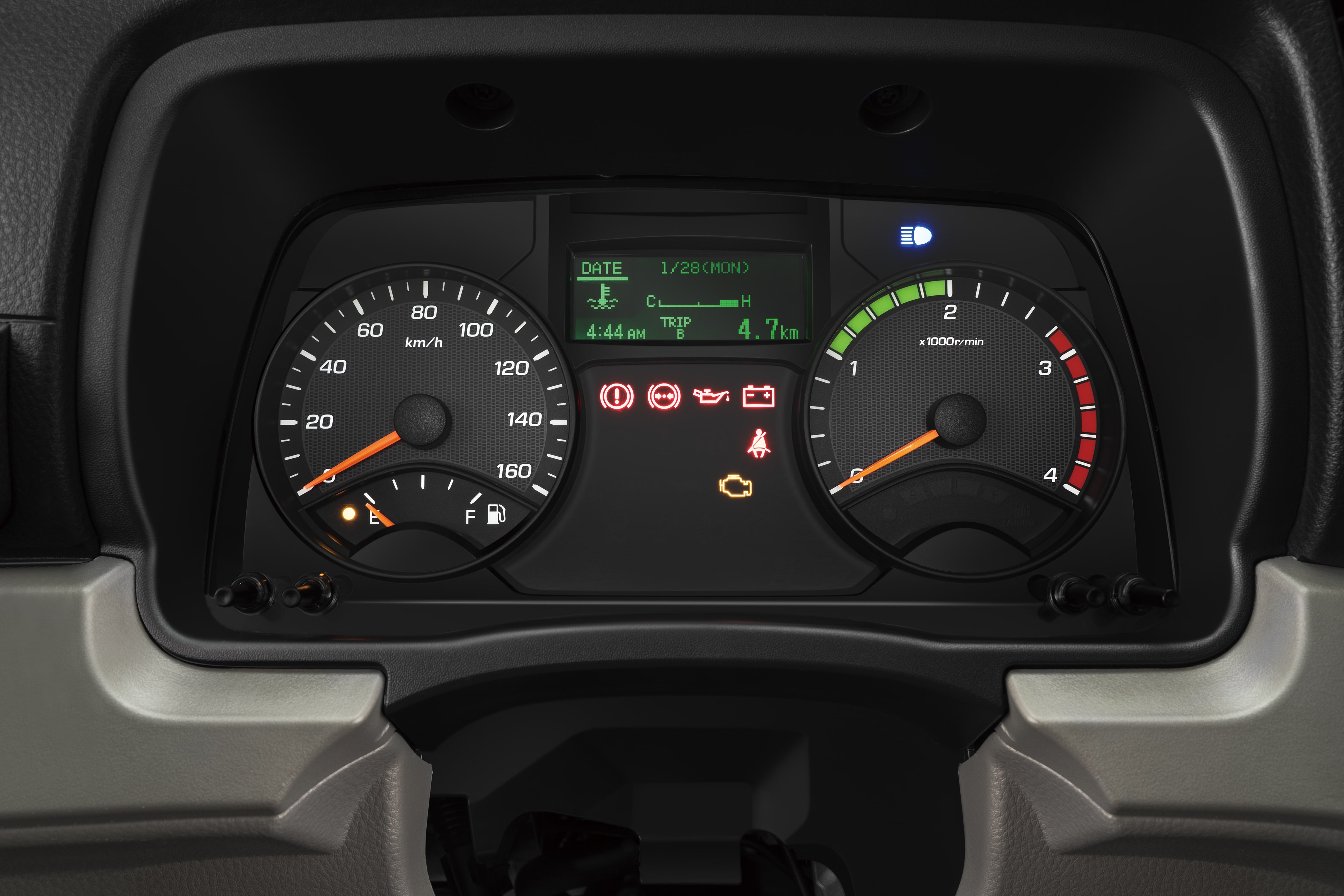Velocímetro y Tacómetro bencinero con sus luces de advertencia
