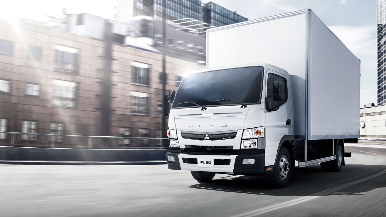 Camion Canter 815, recorriendo calles en la ciudad