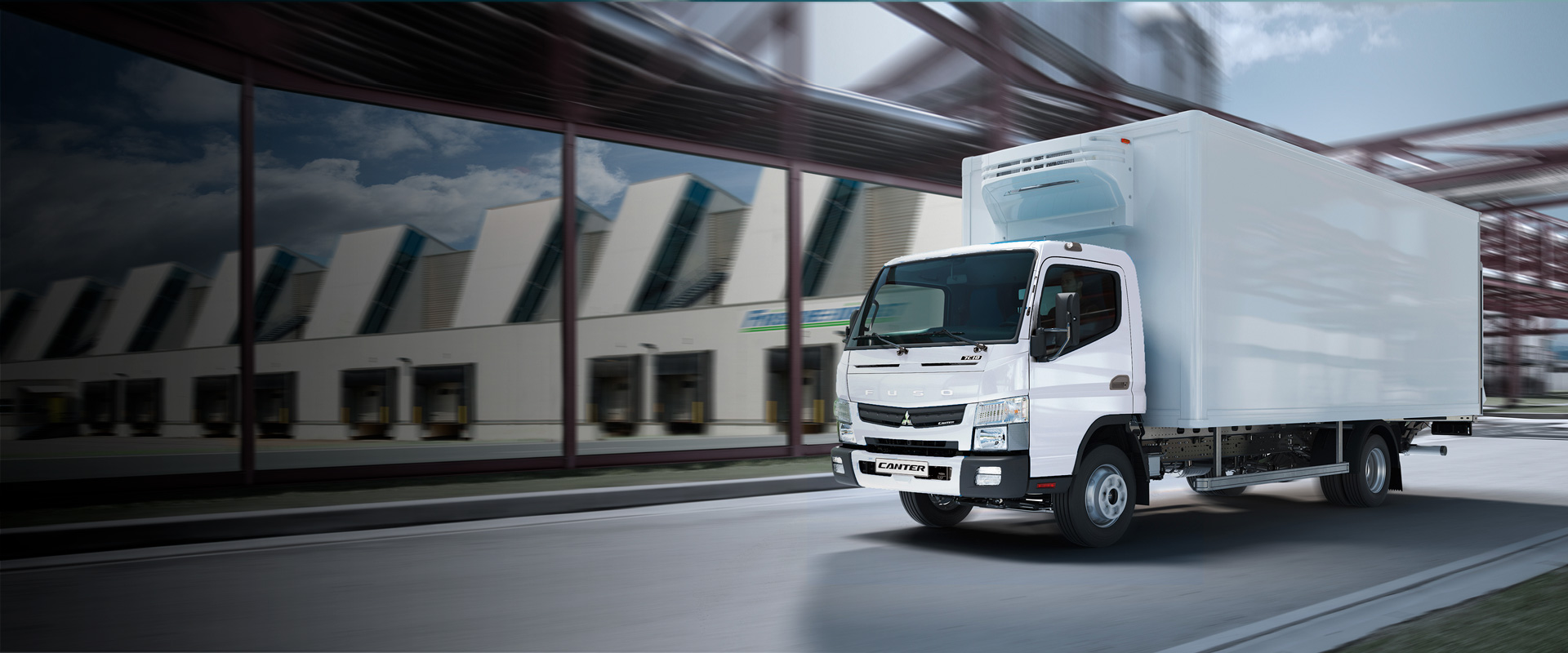 Camion Canter 815, recorriendo calles en la ciudad
