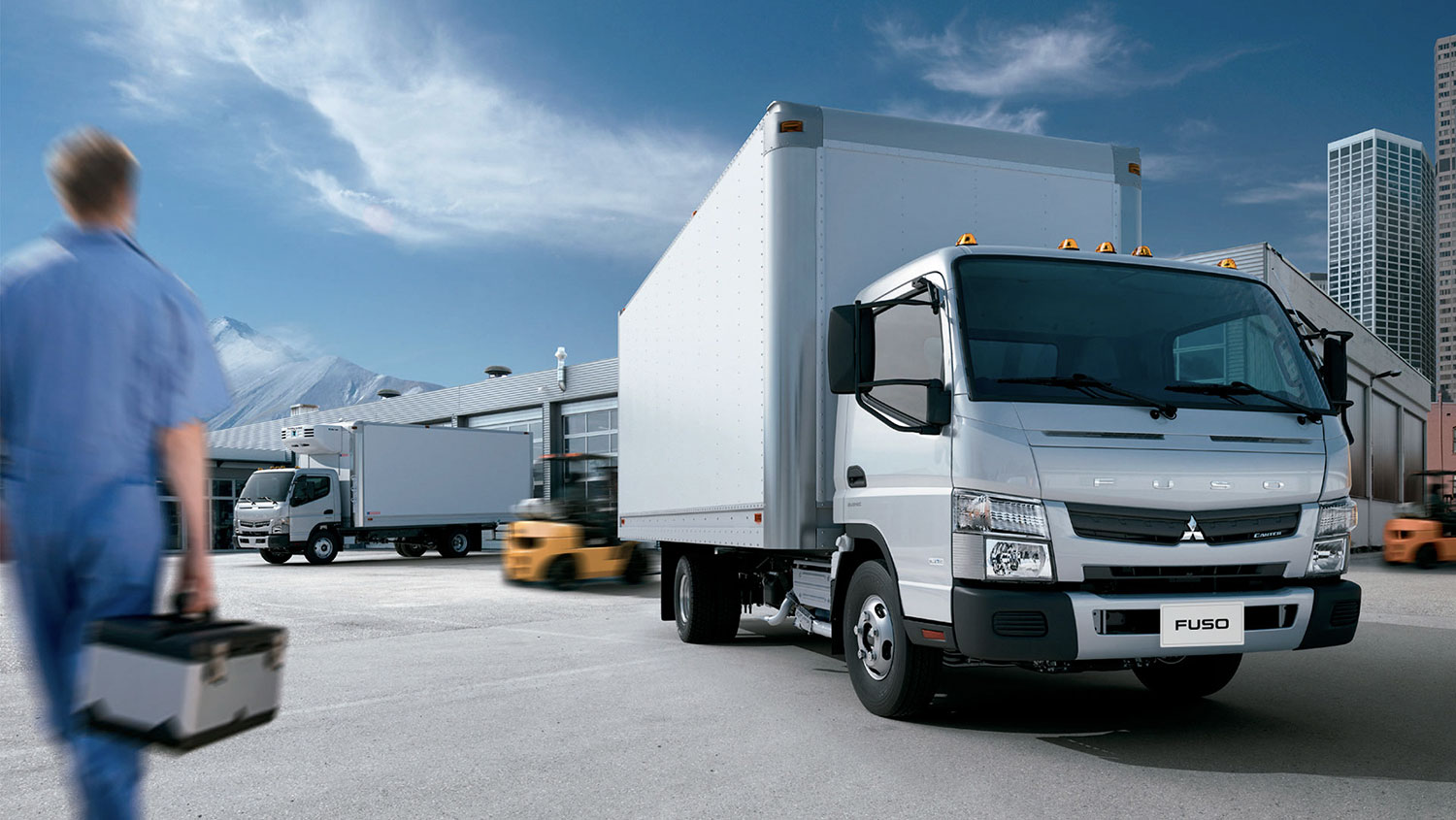 Camio Canter 915 Blanco, estacionado en la parte trasera de una empresa logística
