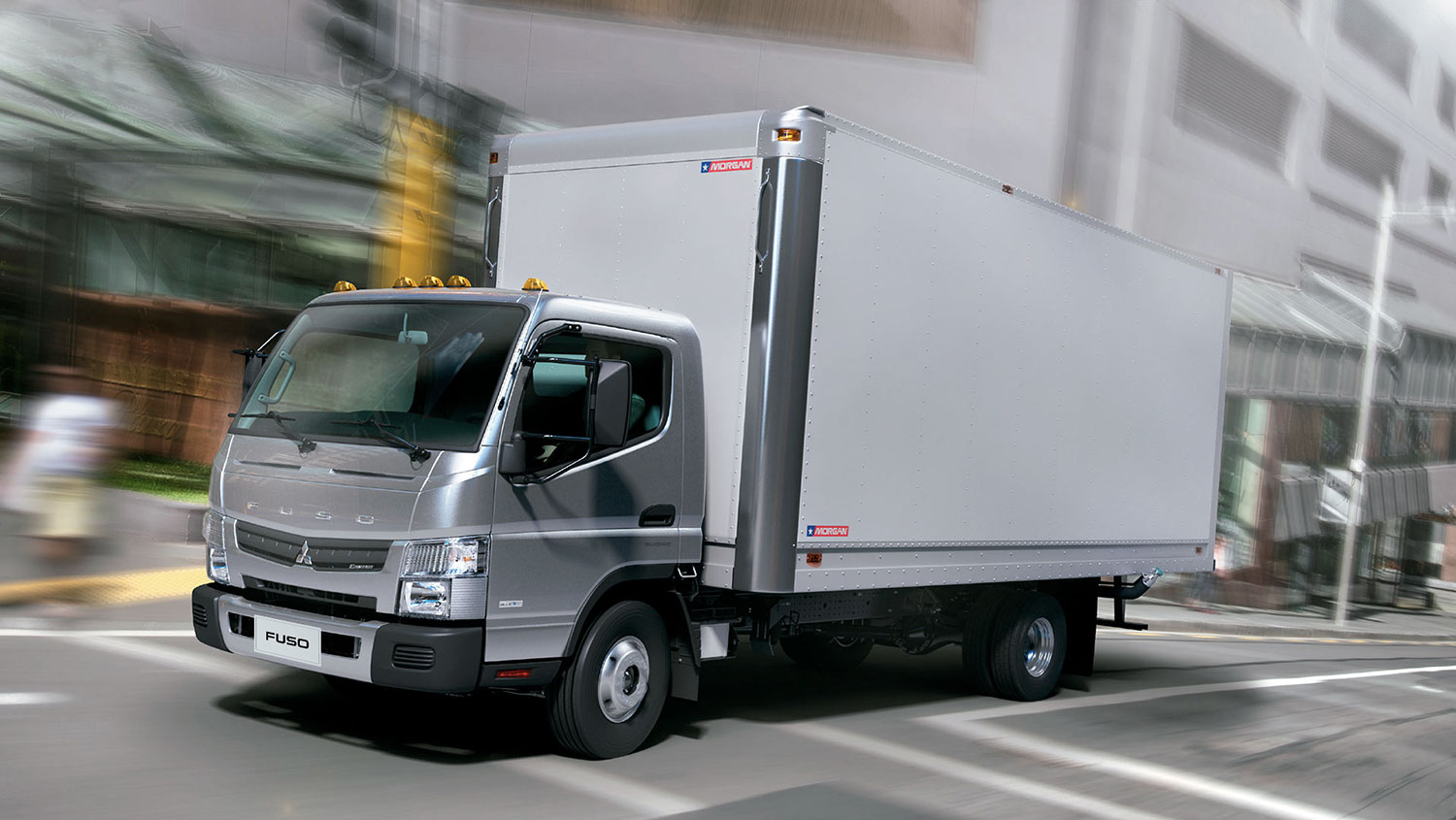 Camion Canter 915 Gris, trasladándose por la ciudad
