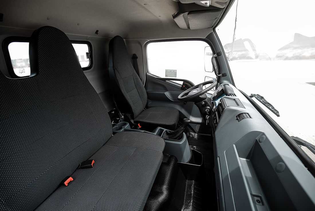 Cabina amplia de Camion Fuso 1017, con barras de acero en las puertas
