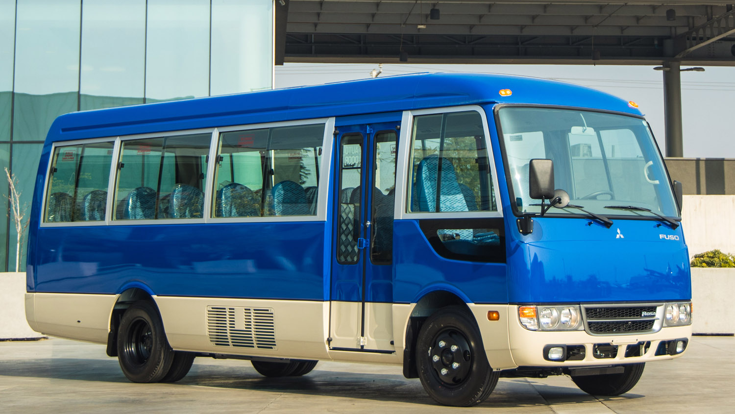 Bus Rosa Fuso, color azul estacionado