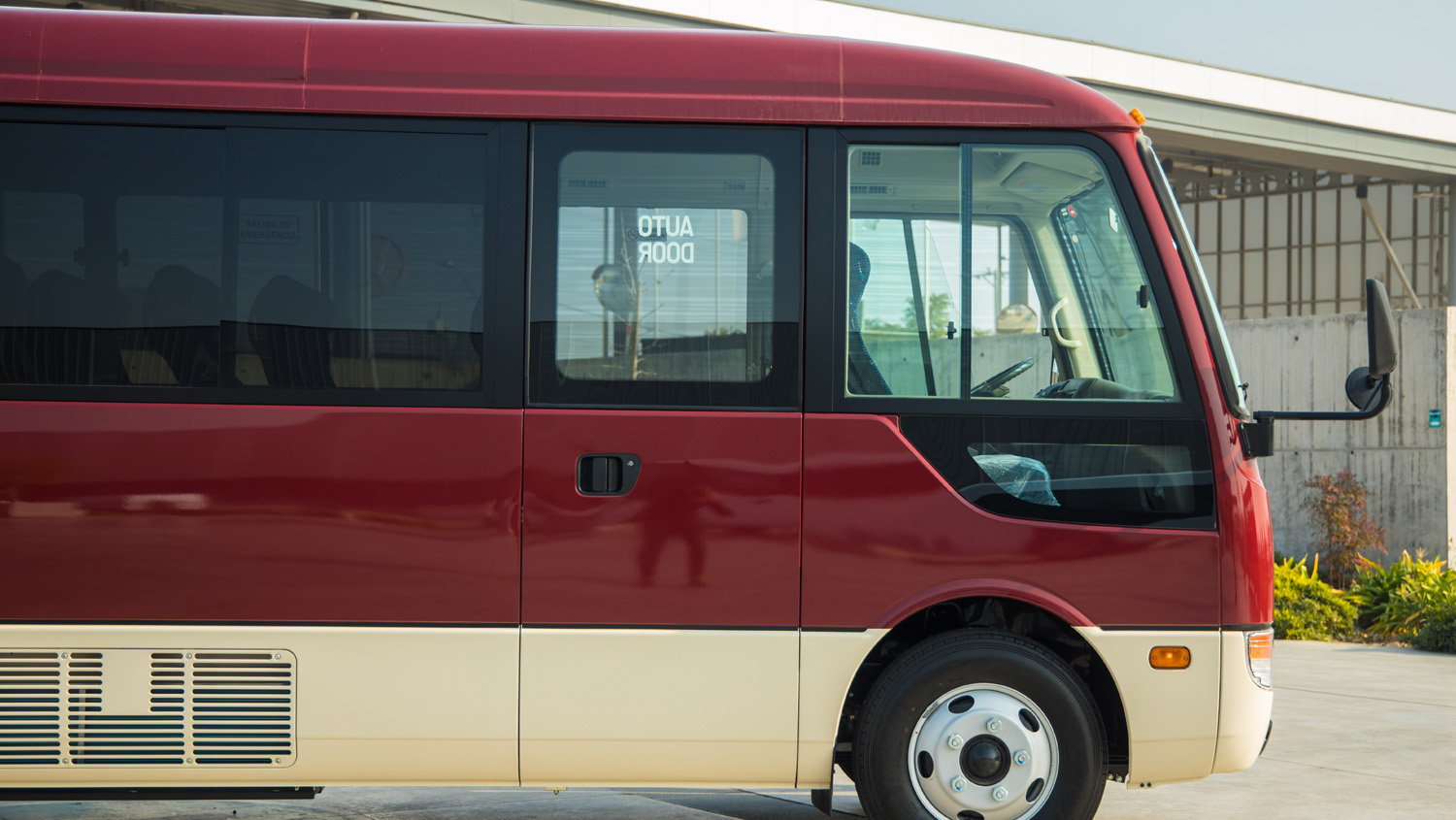 Parte lateral bus rosa color rojo