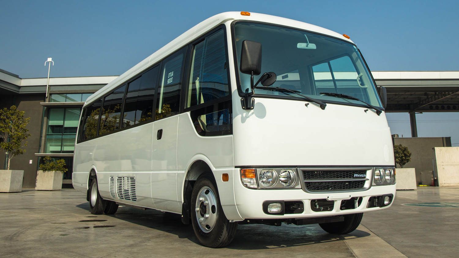 Parte delantera bus rosa color blanco