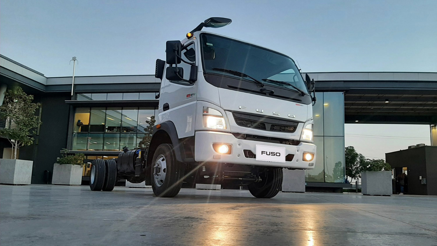 Camion Fuso 1017 Chasis Blanco, estacionado en la intemperie  de una empresa moderna