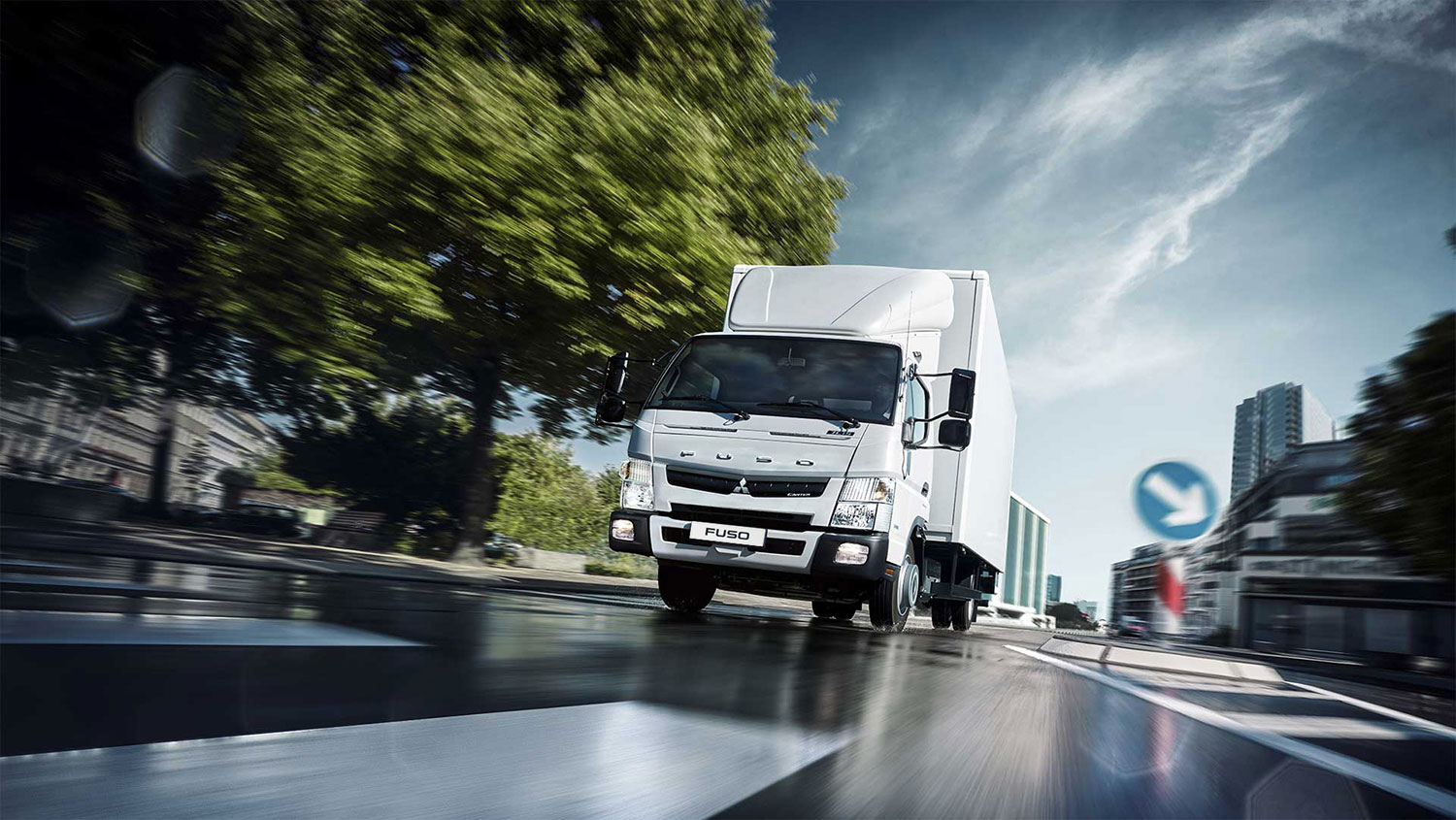 Camion Fuso 815 Blanco, transitando por las calles de una ciudad